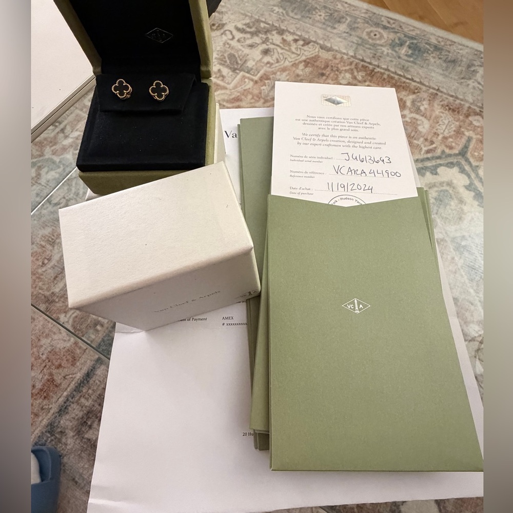 ❌SOLD❌Sweet Alhambra onyx earrings - FULL SET